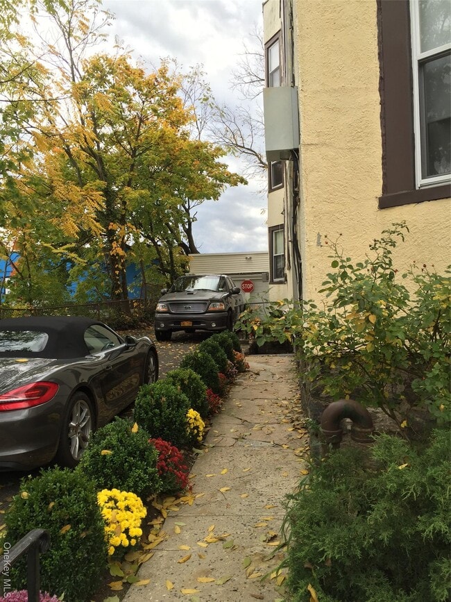 Building Photo - 26 Coligni Ave