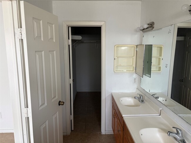 Building Photo - 1917 Estate Dr