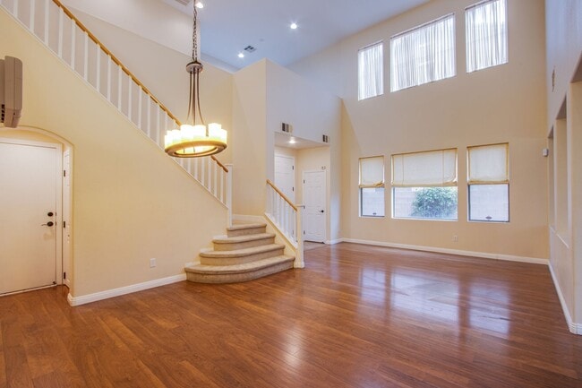 Building Photo - Beautiful 4 bedroom 3 bath plus loft home in the Vistas in Summerlin!