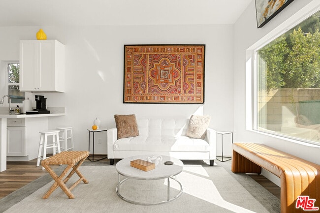 Building Photo - 460-460 N Alfred St