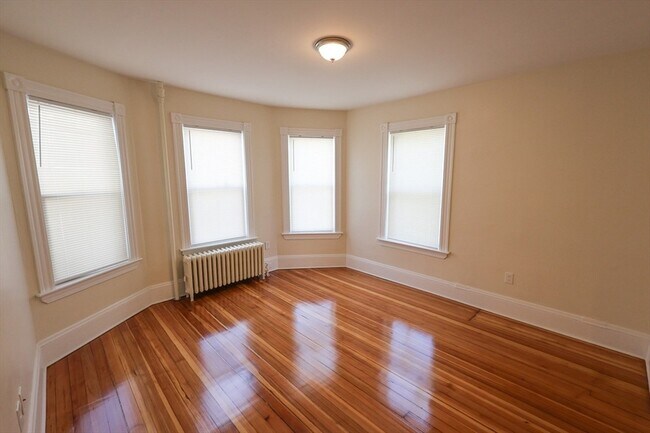 Building Photo - 32 Robinson St