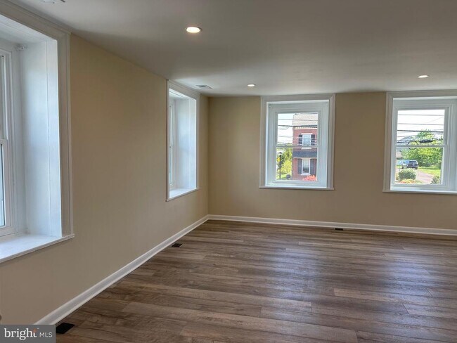 Building Photo - 319 W Ridge Pike