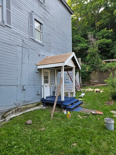 Own entrance with parking - 607-615 Main St