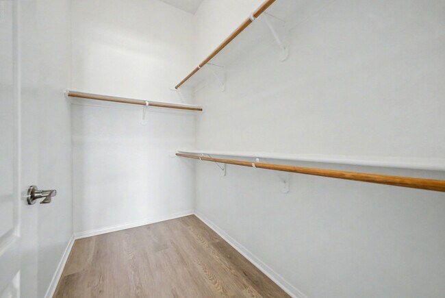 Building Photo - Gated 3 Bedroom condo located just off 215 & Eastern!
