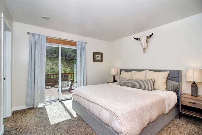Building Photo - Spacious Home on Elevated Lot in Bellevue'...