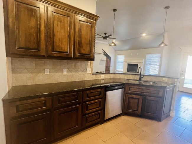 Building Photo - Charming 4-Bed, 2-Bath Home in Yukon - Gated Community in Mustang Public School District!