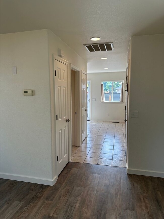 Building Photo - Charming 1 bedroom 1 bath house in Springf...