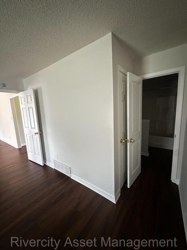 Building Photo - HUGE BACKYARD!!!!!! SECTION 8 FRIENDLY!!!!!
