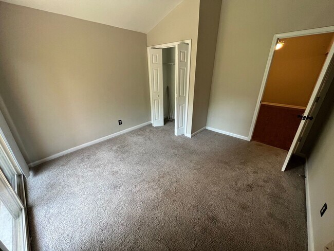 Building Photo - 2 Bed 1 Bath condo in gated community!