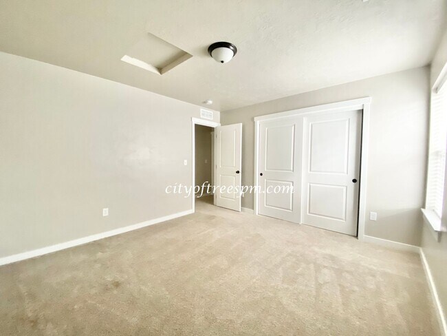 Building Photo - Beautiful Home in Quiet Neighborhood