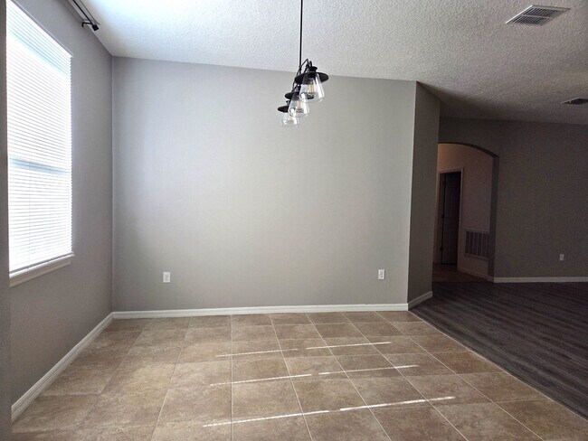 Building Photo - Pet Friendly Home in Southern Ridge