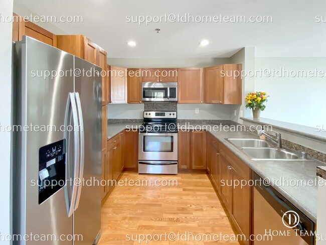 Building Photo - Luxurious 1-Bedroom Condo with Scenic Views and Modern Amenities in Bellevue, WA!