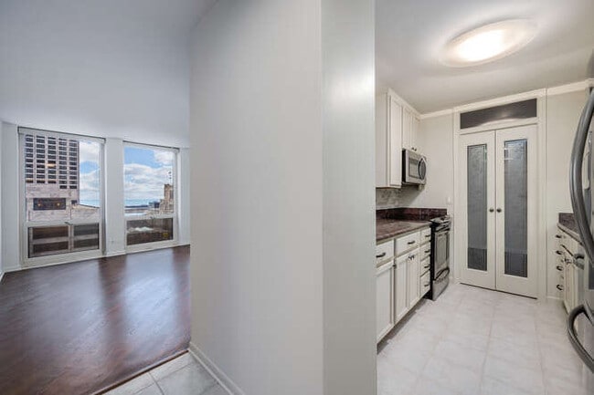 Building Photo - 111 E Chestnut St