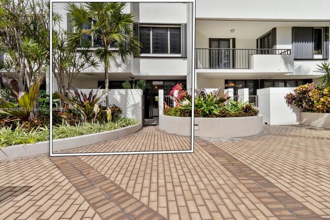 Primary Photo - 520 Brickell Key Dr
