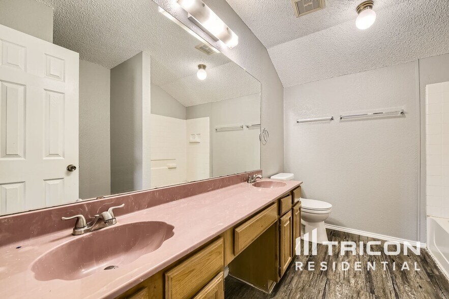 Building Photo - 909 Canary Ln