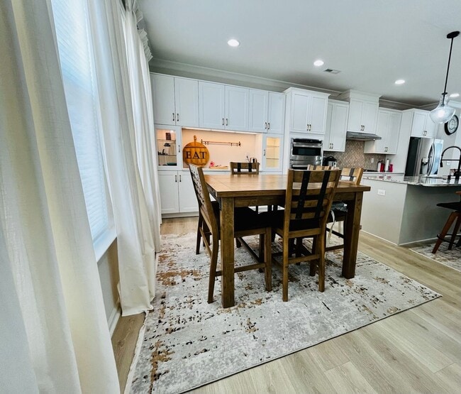 Building Photo - Beautiful 4BR Townhouse in Ballantyne