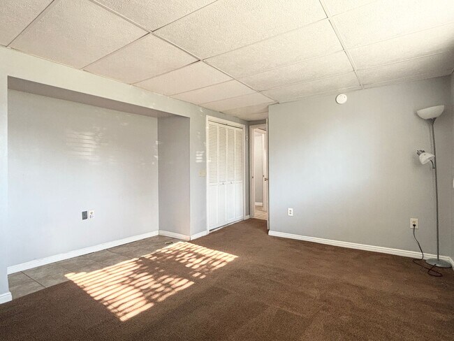 Building Photo - Spacious Split Level in Kearns!