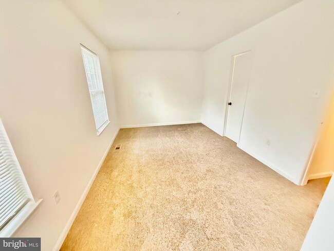 Building Photo - 6001 Surrey Square Ln