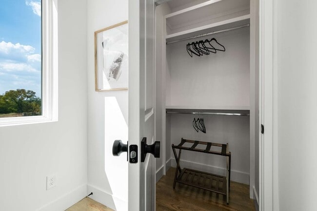 Building Photo - 1806 Lischey Ave