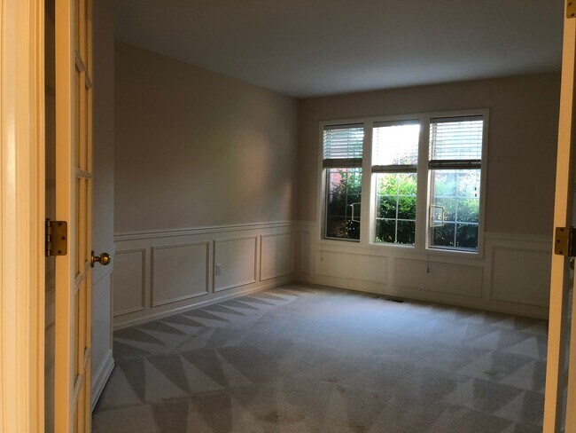 Building Photo - RARE OPPORTUNITY - 4 beds and 2.5 bath in ...