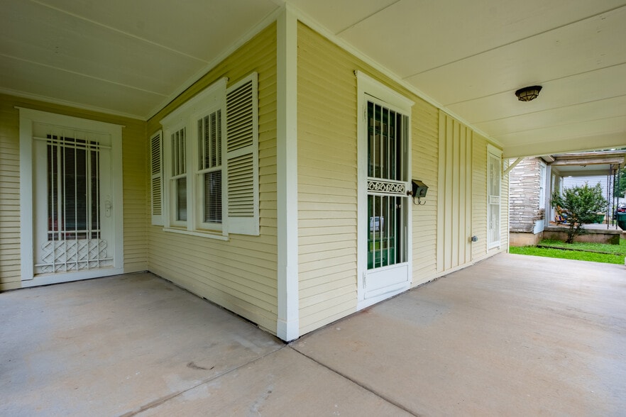 Building Photo - 3710 W Capitol Ave
