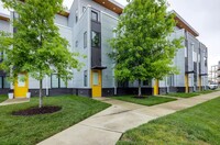 Building Photo - Beautiful Nashville Condo 5 minutes from D...