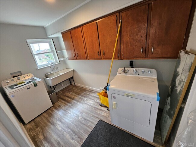 Building Photo - 357 Hicksville Rd