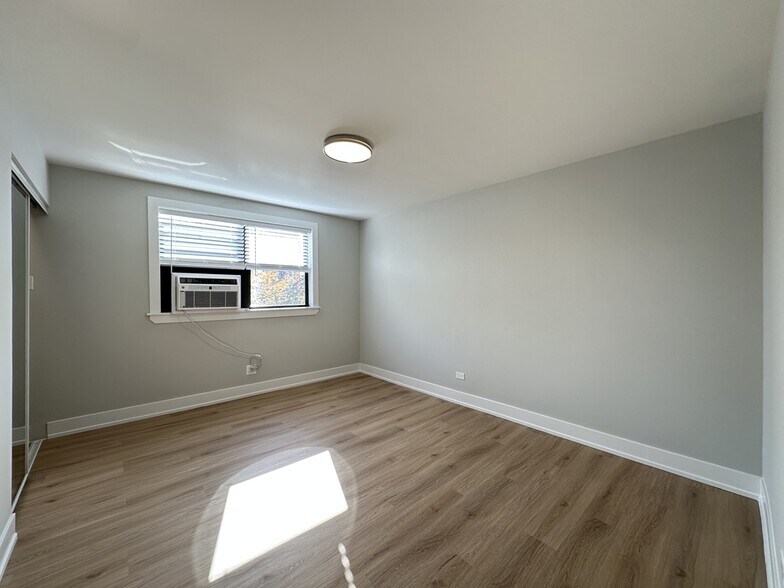 Building Photo - 535 W Aldine Ave