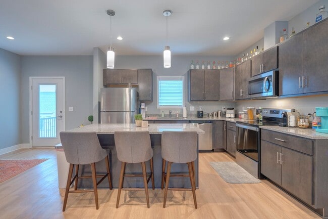 Building Photo - Spacious 4-Bedroom, 3-Story Townhome for Students - FURNISHED