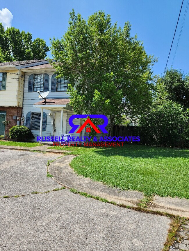 Building Photo - Corner Lot- Fenced In- 2 Story Townhome!