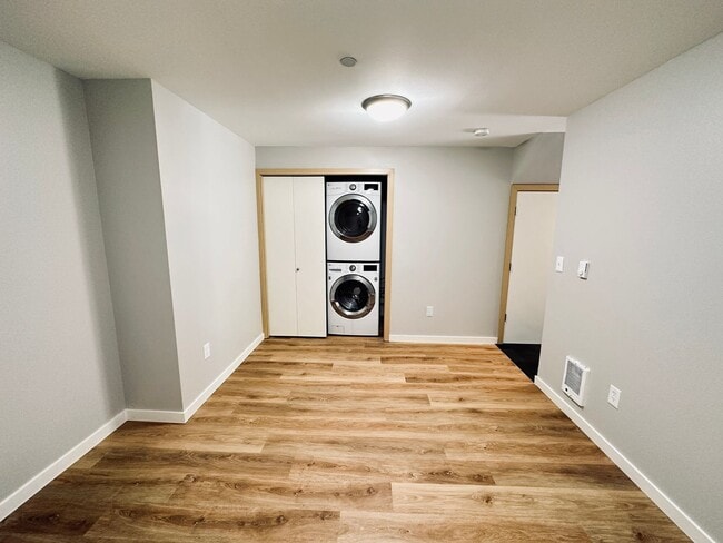 Building Photo - Shoreline - 2 Bedroom plus 1 den/ 2 Bath T...