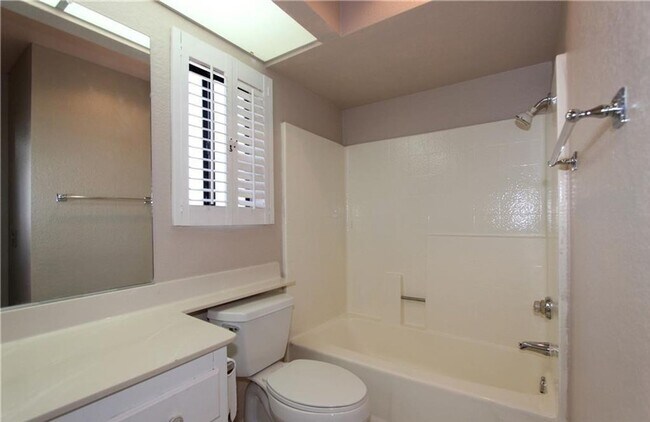 Building Photo - Gorgeous & Open Floor Plan House 4.Bed+3.B...