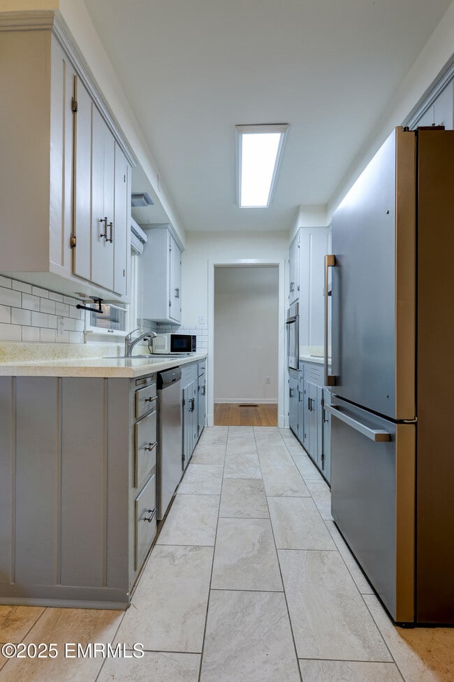 Building Photo - 1390 N Hills St