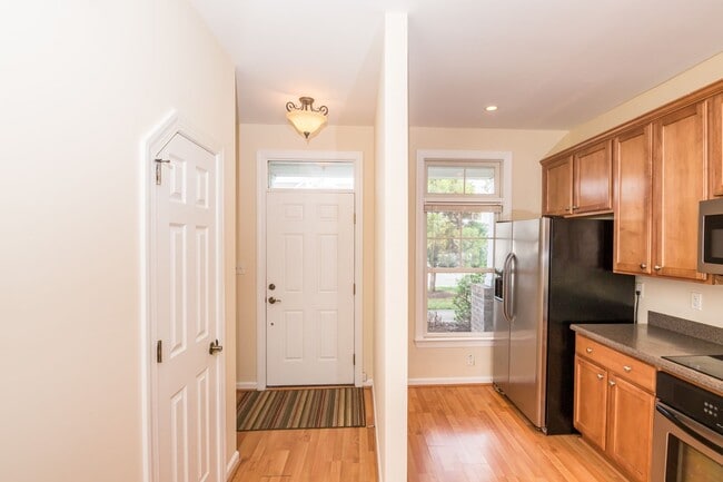 Building Photo - Updated Condo in Norfolk