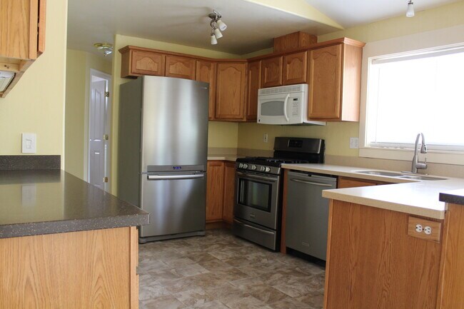 Building Photo - NE 4 Bedroom, 3 Bath, Gas Fireplace/Heat, ...
