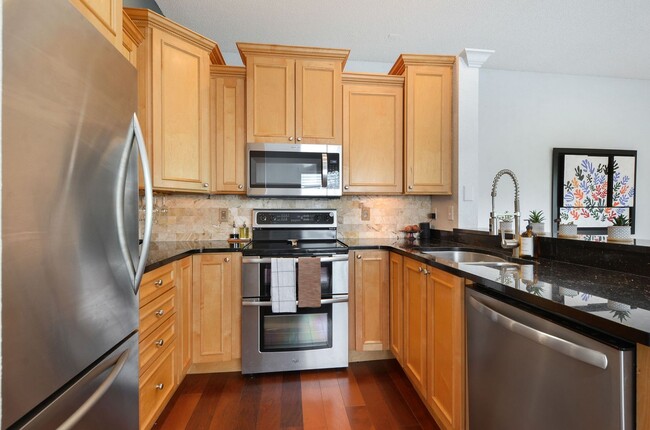 Building Photo - Gorgeous End Unit with pond fountain view -  1 Bed, 1 Bath plus Office/Den Nook on Harbour Island...