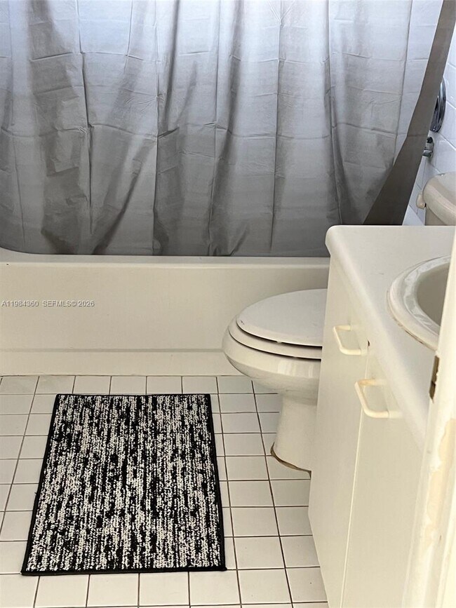 Building Photo - 10431 N Kendall Dr