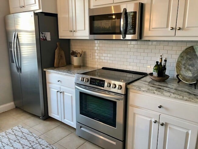 Building Photo - 3 bedroom, 3 Bath in Oxford, small fenced yard.