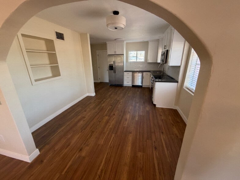 Building Photo - 1827 E Linden St