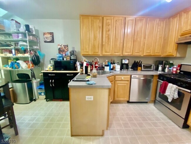 Building Photo - 8 Jaime Dr