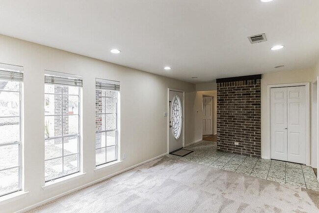 Building Photo - 2203 Farnswood Cir
