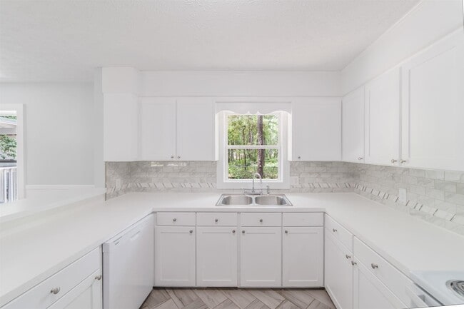 Building Photo - 1401 Twin Oaks Dr