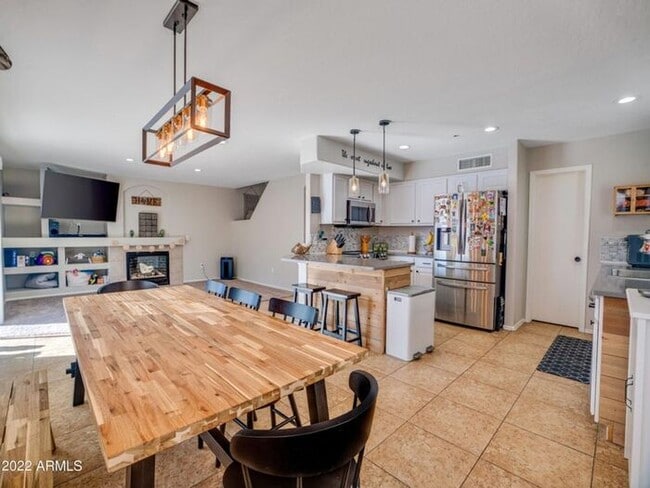 Building Photo - 5 bed - 3 bath in Litchfield with Pool!