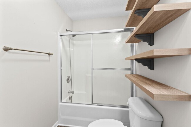 Building Photo - Charming Townhome with Water Views near The Market Common!