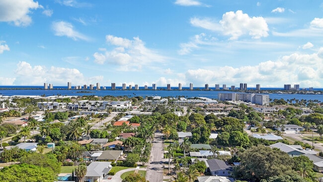 Building Photo - 225 E Ilex Dr