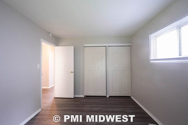 Building Photo - "Charming 3-Bedroom Home in Indianapolis with Modern Comforts!"