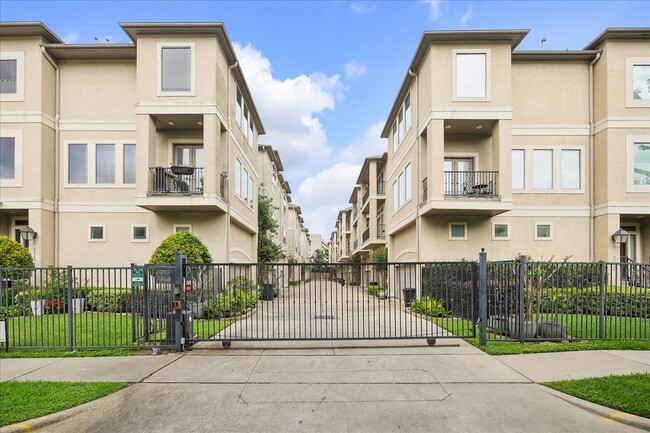 Building Photo - 6832 Staffordshire Blvd