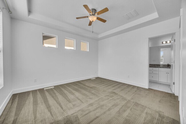 Building Photo - 3 Bedroom Townhome in Riverton!