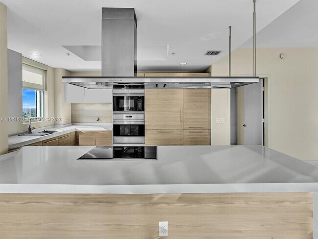 Building Photo - 17301 Biscayne Blvd