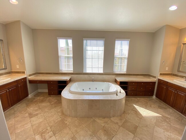 Building Photo - 4 Bed 5 Bath Beautiful Custom Home In Danv...